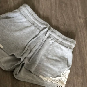 Shorts med detaljer i sidorna.  - Fina gråa shorts, väldigt bra skick. 