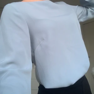 Blus  - En söt blus från hm, använd ett fåtal gånger☺️ frakt ingår🥰