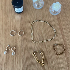 Smycken  - Fina guldfärgade smycken! Örhänge med snäcka 80kr, örhänge hoops 50kr, halsbandet 60kr och armbanden 40/styck 