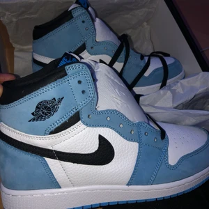 Air Jordan 1 High University Blue - Tyvärr säljer jag dessa coola skor eftersom jag inte vet om de är falska eller äkta. Skokartong med extra skosnören ingår. Köpte från @ snkr.norge för 2300 NOK. Kontakta mig för fler bilder. Kan skickas till Sverige❤️ Kontakt meg for flere bilder💕