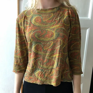 Mönstrad tröja - Mönstrad tröja med något kortare armar. Vet inte varför den ser så nopprig ut på bilderna. Den har ett litet hål vid armen som lätt kan sys med några stygn