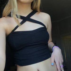 Gina korstopp  - En korsad topp i från gina tricot💖 man kan ha korset i fram eller bak!! I storlek M fast mer en s/xs !! Super somrig köpt förra året använd få gånger!! PRIS KAN DISKUTERAS 