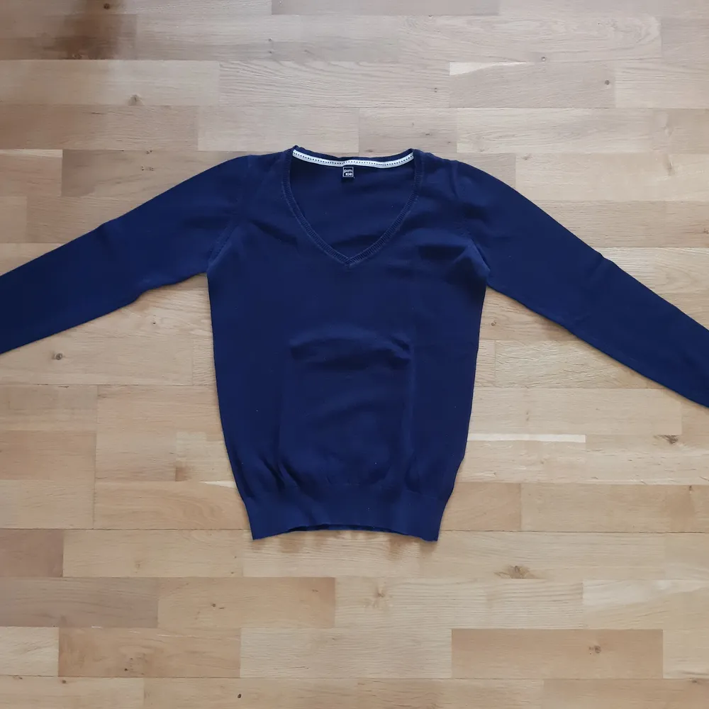 V shape dark blue sweater from Pimkie. Stickat.