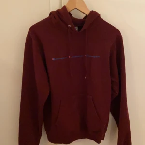 Vinröd champion-hoodie  - Skriv för fler bilder. Första o andra  bilden är rätt i färgen 