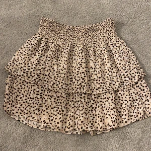 Kjol - Säljer den här super fina kjolen då det inte är min stil längre. Frakt på 66kr tillkommer (spårbar)