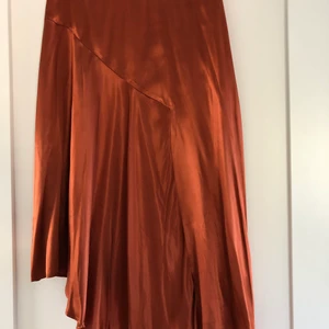 Snygg kopparfärgad kjol från H&M - Snygg kopparfärgad kjol som passar allt från jeansjackan, basic T-shit till fina blusen! 