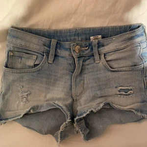 Jeansshorts!💙 - Fina jeansshorts ganska andvända men fortfarande jätte fina😌
