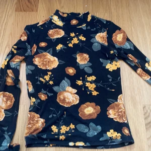 Långärmad topp - Jätte fin blommig tröja med en liten högree hals. Skönt och stretchigt material. Nypris: ca 150kr. Frakt ingår i priset:)