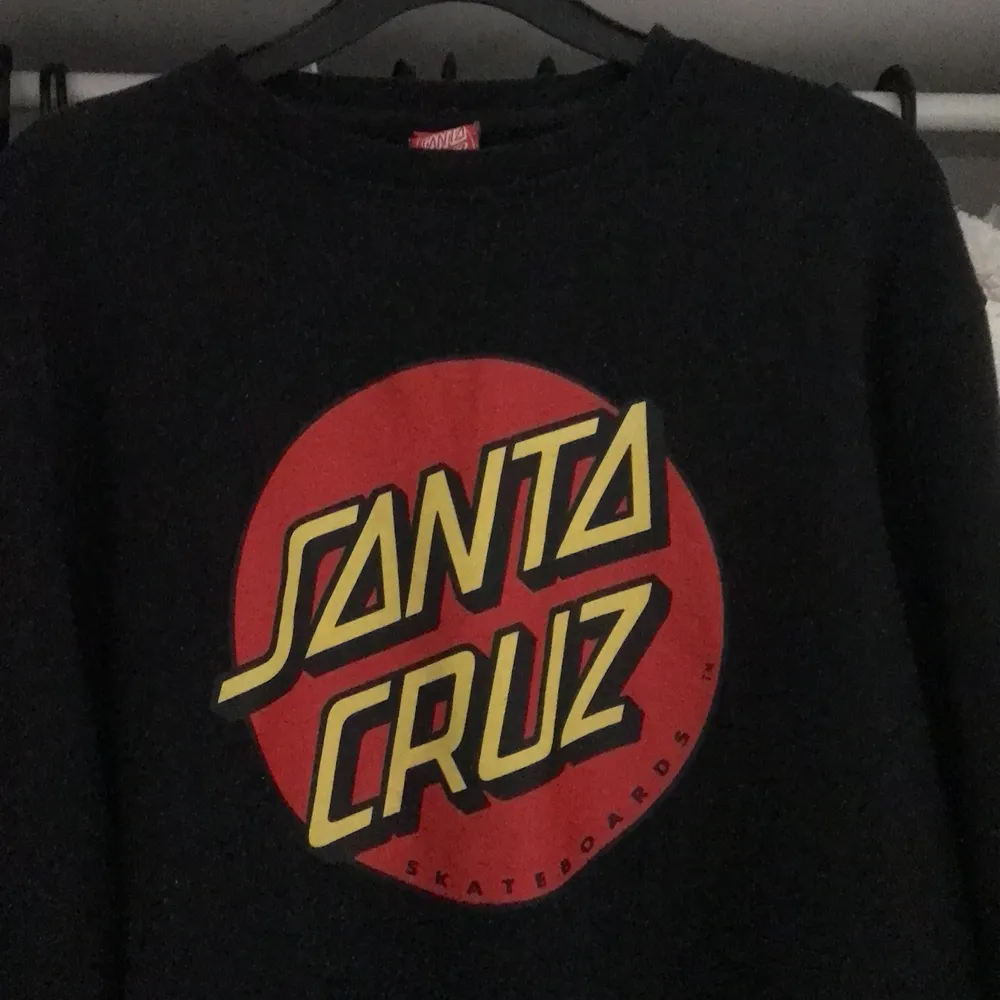 As snygg santa Cruz sweatshirt , köpt på junkyard i vintras för 699. En oversized M, frakt är inräknad i priset🤍.                300kr nuuuu!. Tröjor & Koftor.