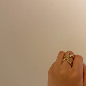 Ring  - Super fin ring säljes pga av att jag redan har en. Den jag säljer har en super liten svart fläck på sidan av ringen, knappt så man ser och även svårt att få med på foto. Skriv om ni vill få fler bilder. Den är tyvärr inte justerbar även om det ser ut som det. Passar mig med S i ringar.