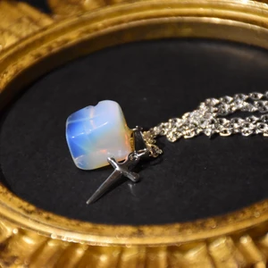 Halsband kristall  - En silvrig kedja med en äkta opalit och en dolkberlock. 
