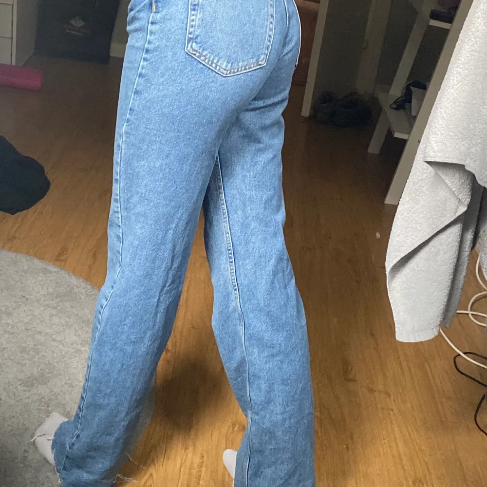 Ett par sjukt snygga blåa jeans som är långa i benen. Jag är 168 och de är perfekta i längden. Säljer pga av rensning i garderoben. Använda ca 5 gånger.. Jeans & Byxor.
