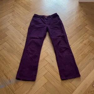 Snygga lila manchester brallor - lila manchester bralla lite harry styles vibes. Riktigt snygga men behöver rensa min garderob 😢 Storlek 36