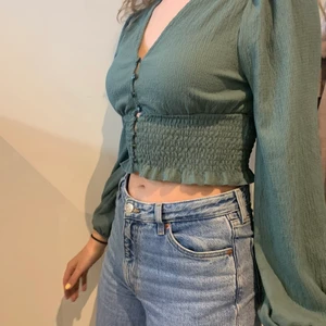 Långärmad topp - Långärmad oanvänd topp från monki. Buda från 100kr, köparen står för frakten.