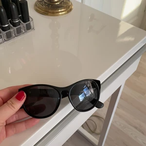 Annie bing solglasögon  - Säljer dessa sjukt balla Annie bing solglasögon som inte kommer till användning för mig. Perfekta n till sommaren. Dessa är nypris 1700, det är bara att kolla på deras sida. Sjukt balla med var sin nit på varje sida 