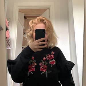 Tröja - Så söt sweatshirt med volanger och broderade blommor!  Köpt på Zalando men är från Even&Odd.💘 superfint skick