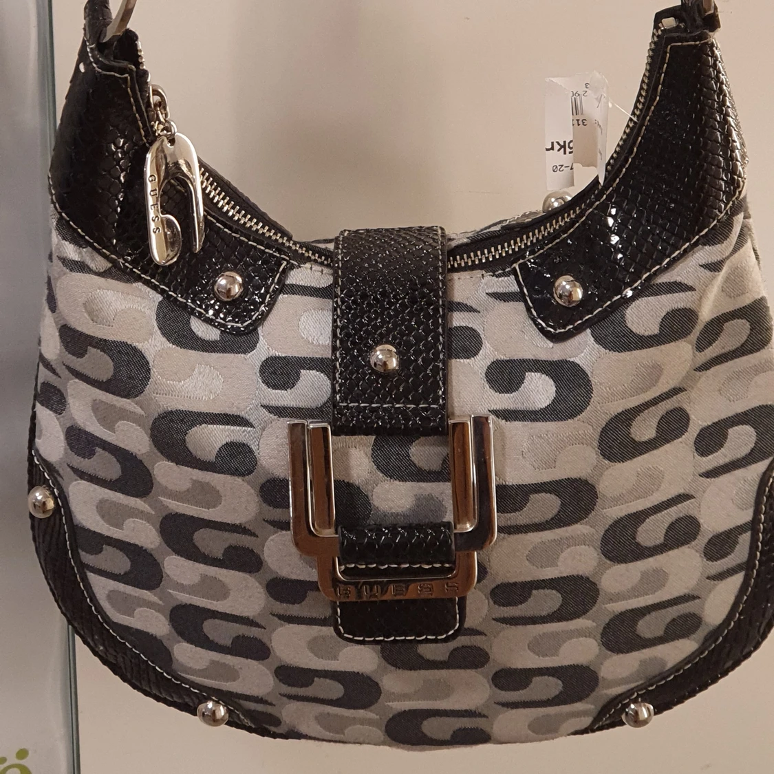 En vintage Guess handväska - 90