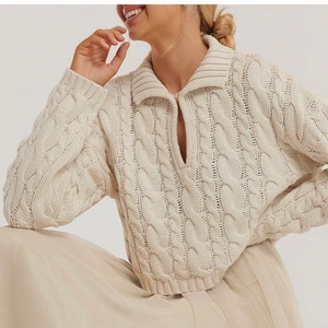 Croppad kabelstickad Tröja - Säljer denna mysiga kabelstickade tröja från NA-KD, storlek M. Knappt använd och i väldigt fint skick. 🌸🌸🌸