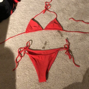 Rött bikiniset - Säljer denna bikini då den inte kommer till användning, tror jag endast testat den. Köpt förra året och den finns på Shein-hemsida nånstans! Står M men Kupan är typ 70/75A och underdelen S skulle jag säga! Skriv privat för frågor eller så💕