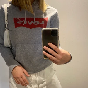 Levi’s Hoodie - Jätte fin Levi’s hoodie i storlek xxs. Jag är 163 cm och har storlek S/M och den passar perfekt. Köpt för 700 men säljs för 200 kr exklusive frakt, annars möts jag i Stockholm!❤️