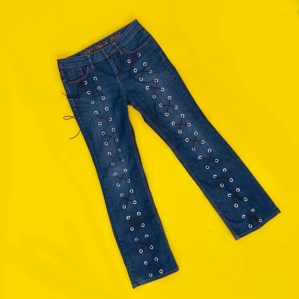 Esprit secondhand-jeans med svart snörning. Designade av Ezzie i samarbete med Ebba Martin.  (Shipping outside of Sweden costs extra, DM for further info). Jeans & Byxor.