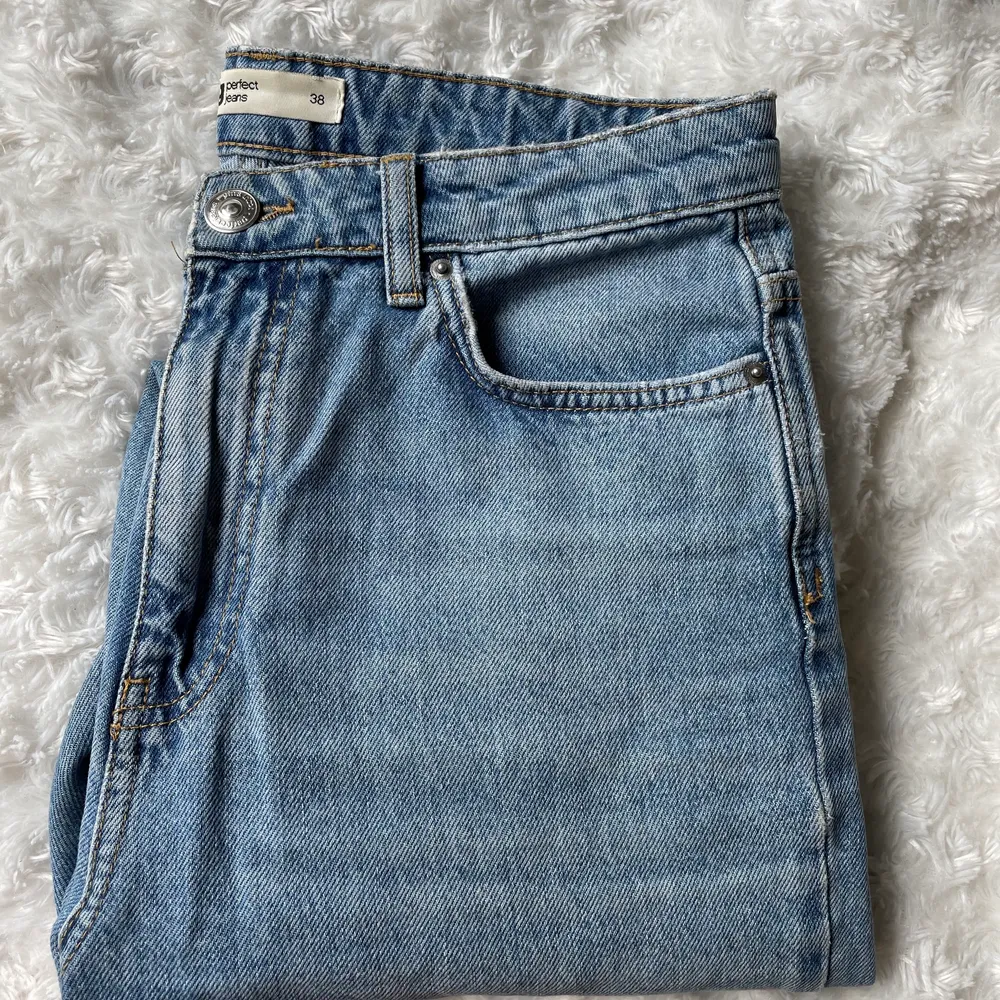 Ett par superfina jeans från Gina. Använt ett fåtal gånger och är i väldigt fint skick. Jeansen är i storlek 38 och i en väldigt ljus färg. Köparen står för frakten . Jeans & Byxor.