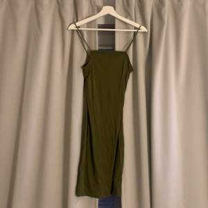 Grön ribbad klänning med små tunna axelband