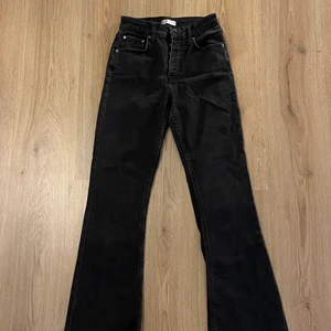 Svarta jeans från Gina  - Släjer mina använda svarta jeans från Gina som tyvärr blivit försmå för mig som tjockat på mig:) dem är i stl 36 säljs för 80kr + frakt