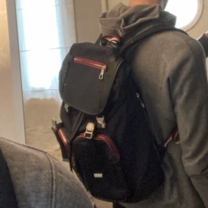 Tommy Hilfiger ryggsäck / TommyHilfiger väska - Använt tio gånger högst. Kondition 10/10. Orginall pris 1250kr. Får plats med tex dator eller fotboll. Justbar passform. Prutning av pris.