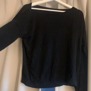 Svart tröja - Svart tröja med volanger vid händerna 