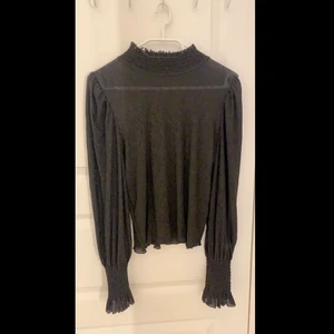 Helt ny mesh topp - Säljer en helt ny mesh topp som endast är testad men inte riktigt min stil🖤