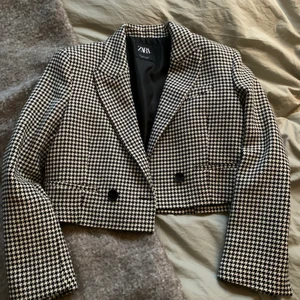 Blazer från Zara  - Säljer denna galet snygga blazer från Zara då den inte passar mig längre. Använd 1 gång. Storlek S. Priset går alltid att diskutera. 