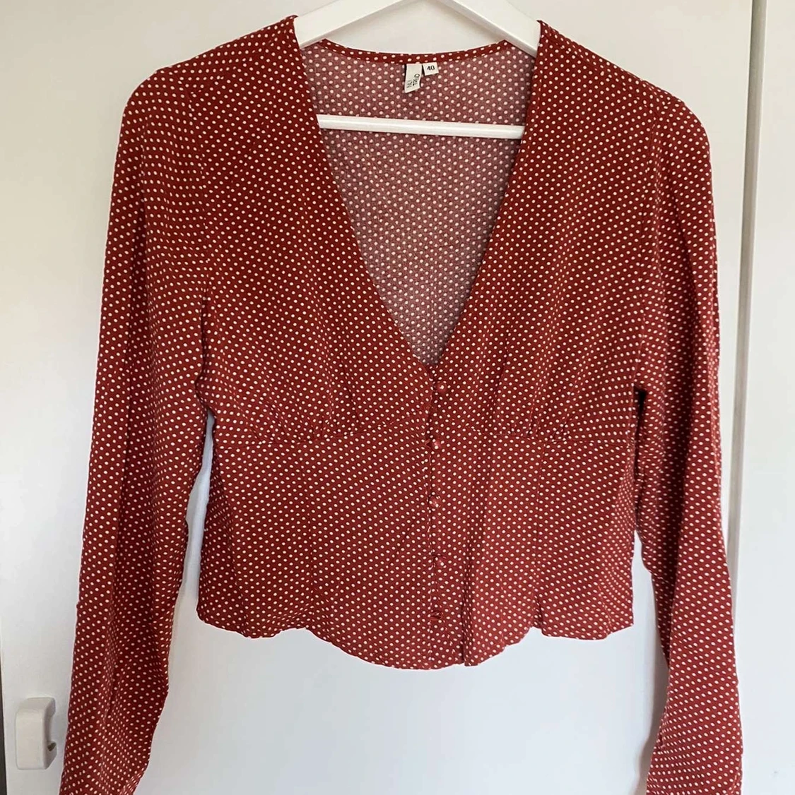 Röt topp med vita prickar från Nelly! 