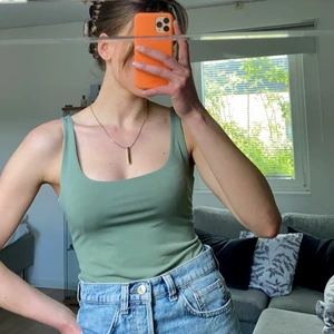 Body från bikbok  - Body från bikbok i fin grön färg. Knäppning i grenen med knapparna som syns i 3e bilden. String i rumpan och fin djup urringning som är lite åt det fyrkantiga hållet. Bra skick. Köparen står för frakt💞