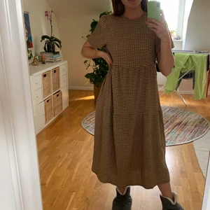 Sommarklänning - Säljer min fina klänning pga kommer inte till användning så mycket som jag önskar.. den är så skön och sval nu till sommaren!💕 150kr + frakt!🤎