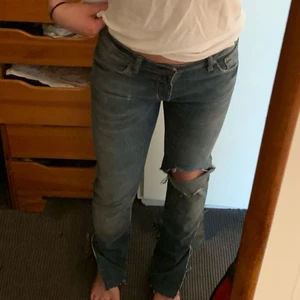 Lågmidjade jeans - Så snygga lågmidjade jeans med slitningar från crocker, jag skulle säga att dom är i bra skick då dom tyvärr inte kommit till så mycket användning. Skulle säga att de är lite små i storleken så även w27 och w28 kan nog ha dessa. Bara att skriva till mig för fler bilder😍😍
