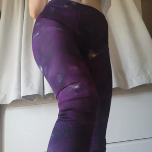 Träningstights - Superfräcka tights med lila rymd-tema, de är lite stora på mig som vanligtvis har 38 (de är stl 40)