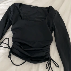 Tröja med resår på sidan som ny från ZARA - Använd endast en gång, sitter väldigt tight är storlek M men passar S-XS 