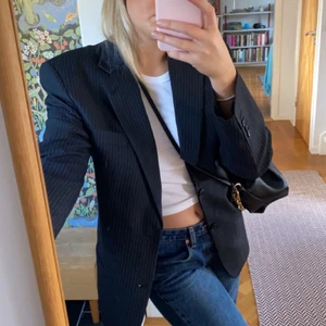 Vintage kavaj - Randig kavaj som är köpt second hand! Jättefint skick ☺️ sitter fint oversized på mig som vanligtvis är en S!