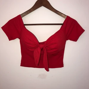 Röd top - Röd somrig topp, knappt använd, bardot stil. 100 +frakt