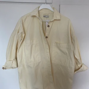 Helt ny oversize jeansjacka  - En helt ny jacka från ginatricot i den perfekta ljus gula färgen. Lappen sitter kvar. Köptes för 500 säljs för 300. Storlek XS/S