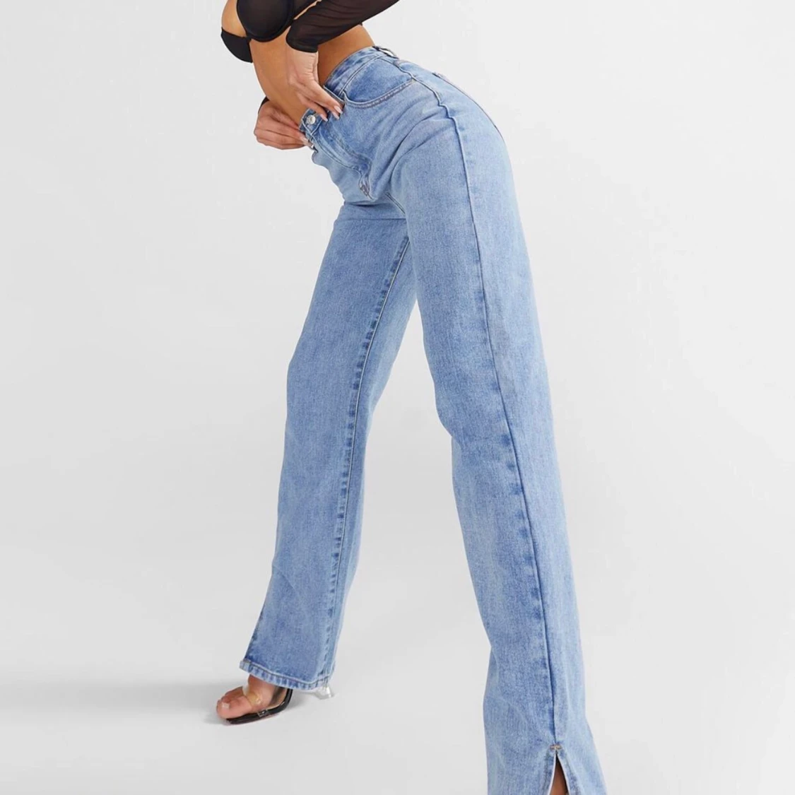 Blåa jeans med slits