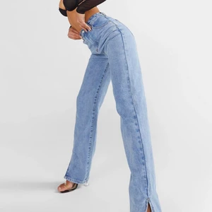 Blåa jeans med slits - Super fina blåa jeans med slits! Jeansen sitter bra och är jätte sköna! Säljer dock för att dem är långa på mig som är 158💕 Köpta för ca 500kr! Vid många intresserad, buda! 💕