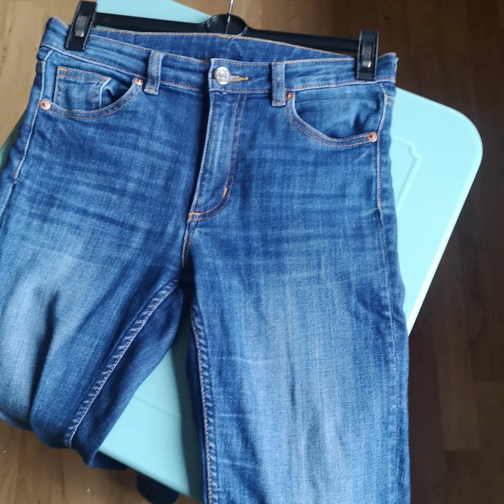 Superfina bekväma klassiska skinny jeans från monki köpta några år sen, använda men de börjar bli för små för mig. Har vikt de på bilden eftersom de är lite långa för mig m(är 158 cm)  . Jeans & Byxor.