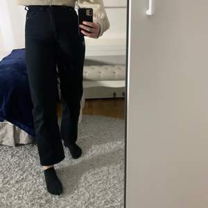 Säljer dessa snygga raka svarta jeans från weekday. De är i storlek W25 L30 och säljer pga att storleken är fel för mig nu. Köparen står för frakten på 62kr eller så kan mötas upp i Gävle📍☘️