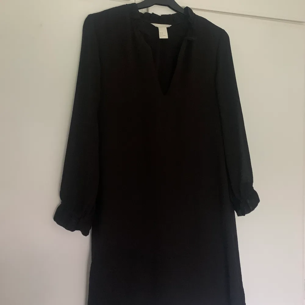 Väldigt fin svart klänning med volangarmar. Har använt denna väldigt mycket men måste tyvärr sälja eftersom den inte passar längre. I bra skick!🤎. Klänningar.
