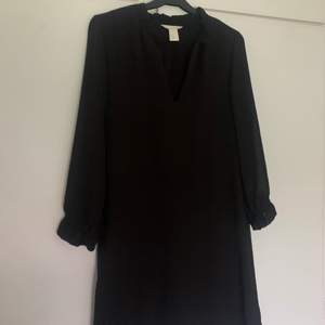Väldigt fin svart klänning med volangarmar. Har använt denna väldigt mycket men måste tyvärr sälja eftersom den inte passar längre. I bra skick!🤎