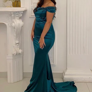 Fest/bal klänning  - Säljer min fina festklänning som endast använd ett par timmar! Klänningen är köpt på leutrodress i Helsingborg. Storlek 38! Passar även S. Köpt för 1800 kr.