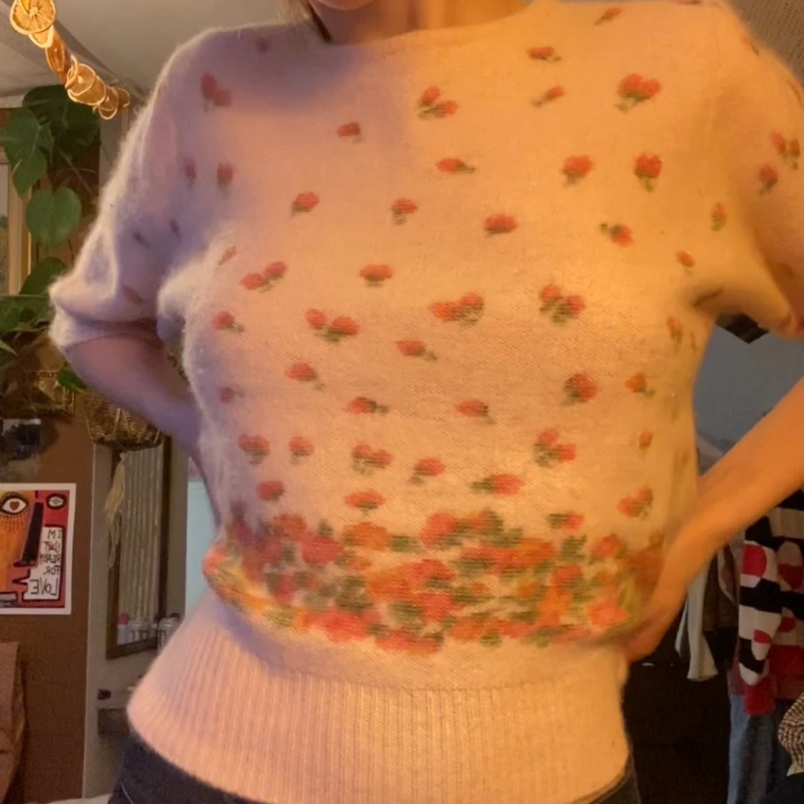 Rosa stickad tröja med blommor 