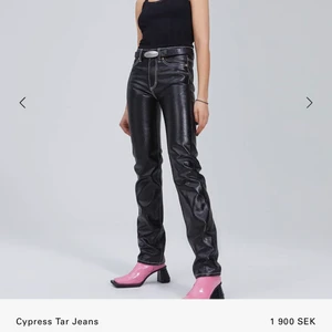 Eytys svarta byxor (Cypress Tar Jeans) - Jag säljer dessa eytys byxor! Slutsålda och nypris är 1900kr! Jag har bara använt dom 2 gånger och de är så gott som nya. Säljer pga köpte i fel storlek och har nu dessa över. 💕 priset går att diskutera